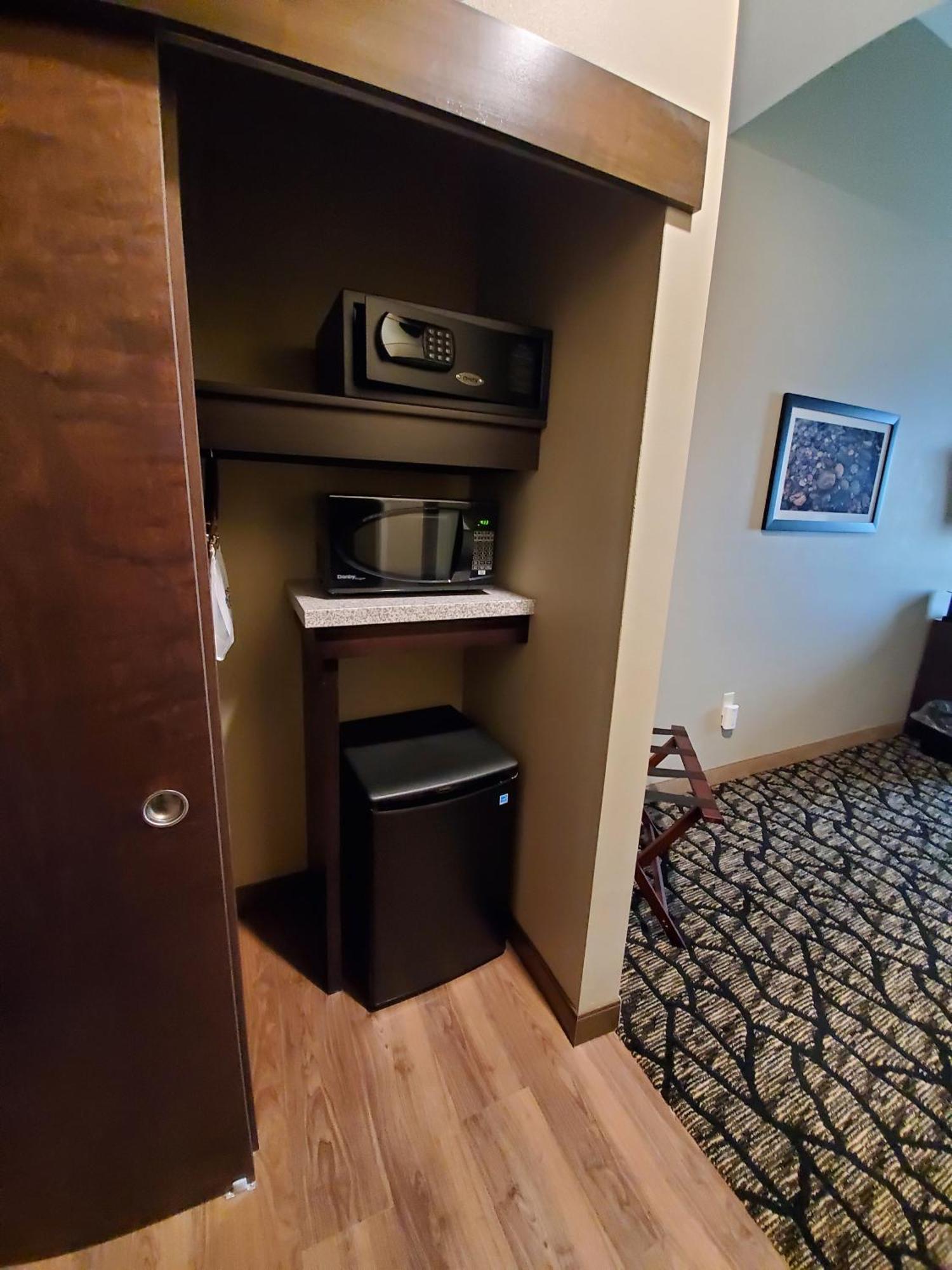 Best Western Plus Lakeview Hotel Madison Екстериор снимка